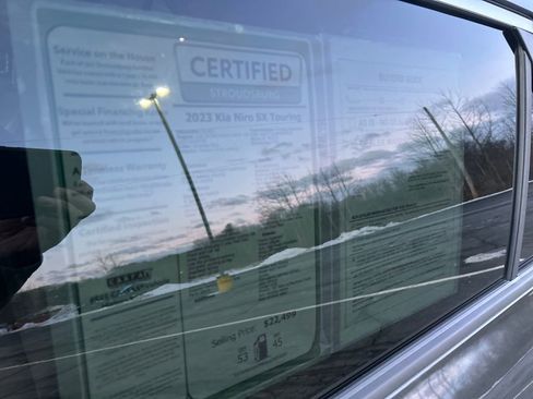 Used 2023 Kia Niro SX Touring image 25