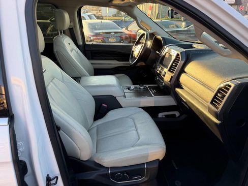 Used 2018 Ford Expedition Platinum RWD image 30