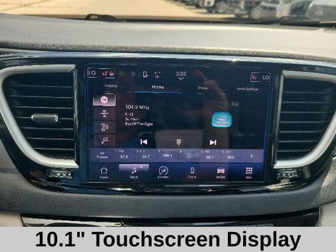 Used 2023 Chrysler Pacifica Touring-L FWD image 9