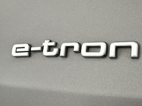 Used 2022 Audi e-tron Premium w/ Convenience Plus Package image 10