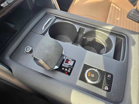 Used 2023 Land Rover Discovery Metropolitan Edition image 30