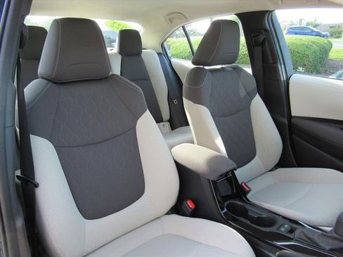 Used 2022 Toyota Corolla LE image 8