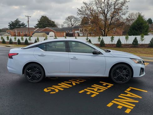 Used 2024 Nissan Altima 2.5 SR image 3