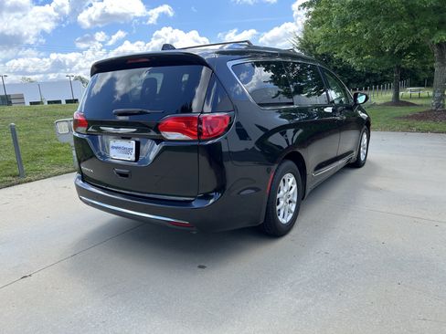Used 2020 Chrysler Pacifica Touring-L w/ Advanced Safetytec Group FWD image 10