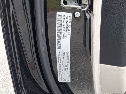 Used 2024 Chrysler Pacifica Select image 26