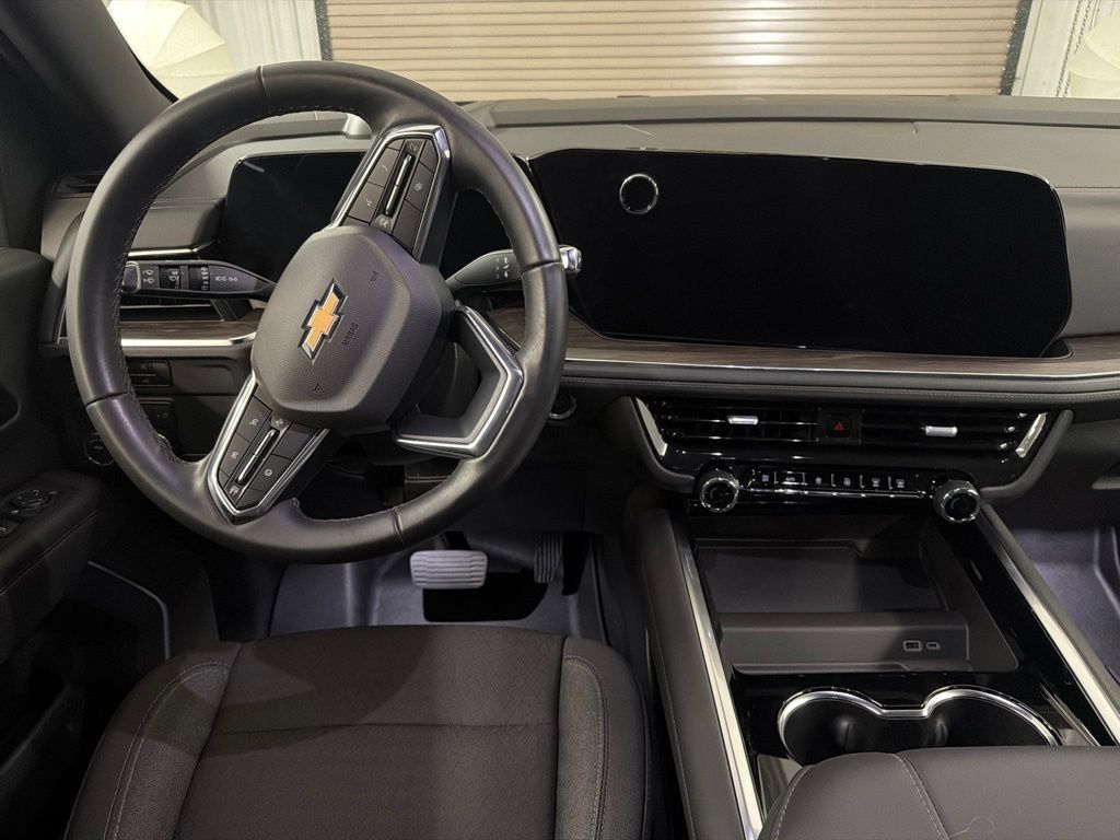Used 2025 Chevrolet Suburban LS RWD image 18