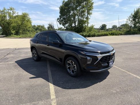 New 2026 Chevrolet Trax LT w/ LT Convenience Package FWD image 3