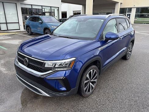 Certified 2024 Volkswagen Taos SE FWD image 2
