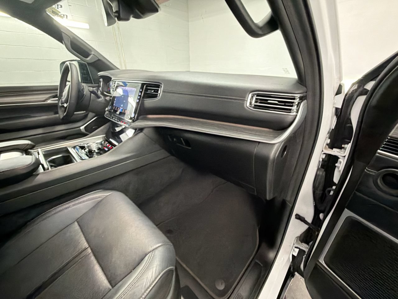 Used 2024 Jeep Wagoneer Series II w/ Flexible Seating Group RWD image 27