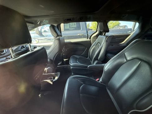 Used 2024 Chrysler Pacifica Premium FWD image 7
