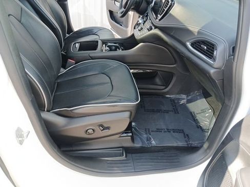 Used 2025 Chrysler Pacifica Limited FWD image 30