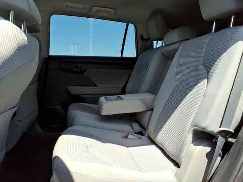 Used 2025 Toyota Highlander LE FWD image 12