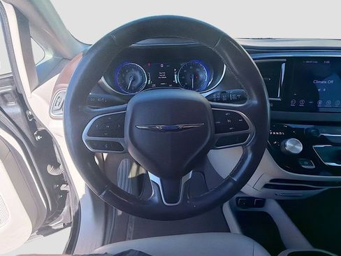 Used 2018 Chrysler Pacifica Touring-L Plus FWD image 38