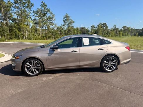 Used 2025 Chevrolet Malibu LT FWD image 2
