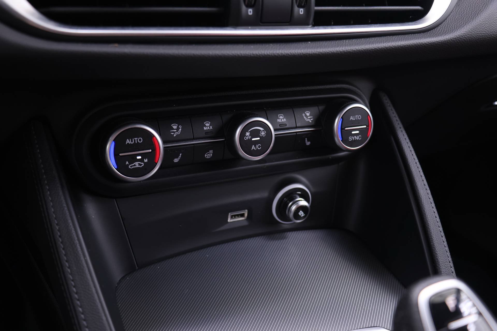 Certified 2024 Alfa Romeo Stelvio Veloce AWD/4WD image 9