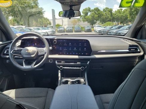 Used 2025 Chevrolet Traverse LT FWD image 3