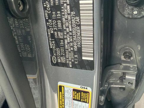 Used 2025 Hyundai Venue SEL FWD image 12