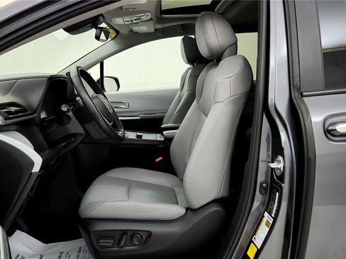 Used 2025 Toyota Sienna XLE w/ XLE Plus Package image 27