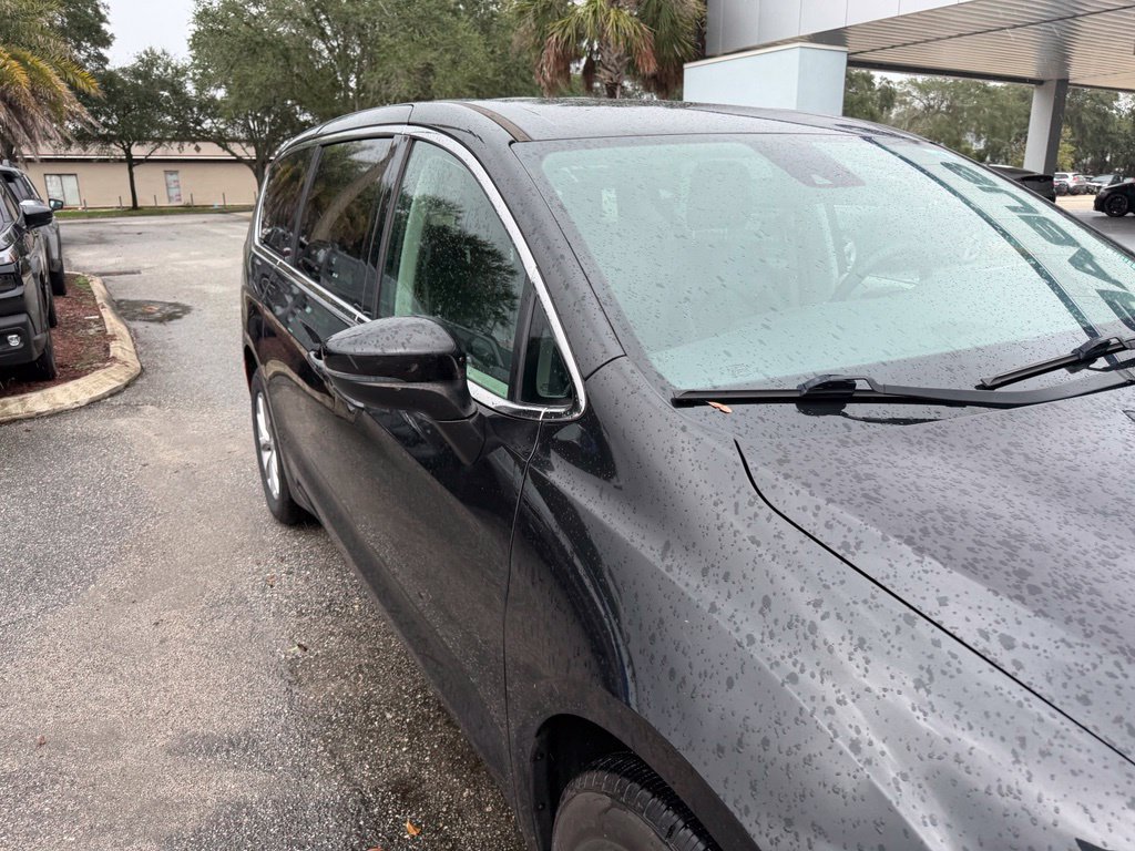 Used 2023 Chrysler Pacifica Touring-L AWD/4WD image 14