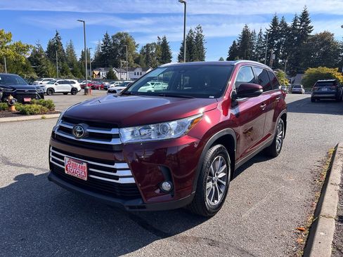 Used 2019 Toyota Highlander XLE AWD/4WD image 2