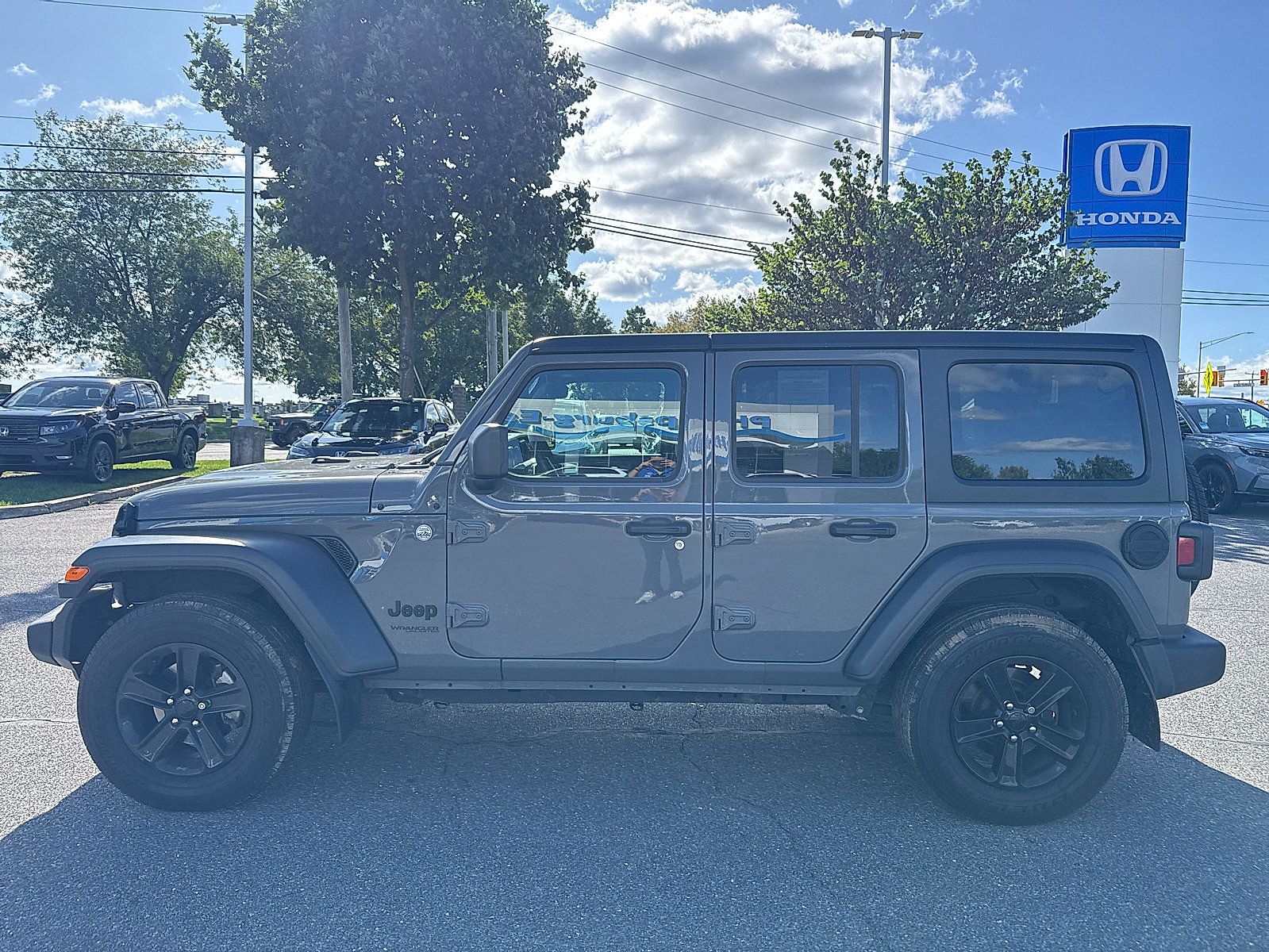 Used 2020 Jeep Wrangler Unlimited Sport AWD/4WD image 2