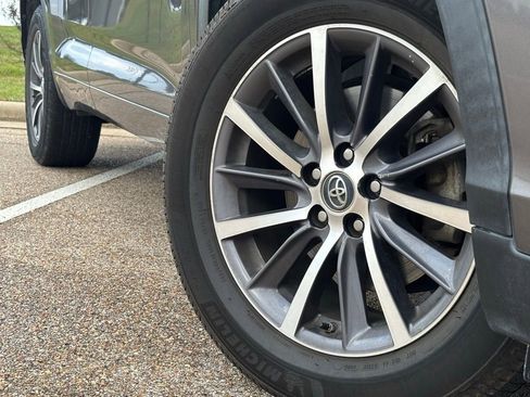 Used 2018 Toyota Highlander XLE image 2