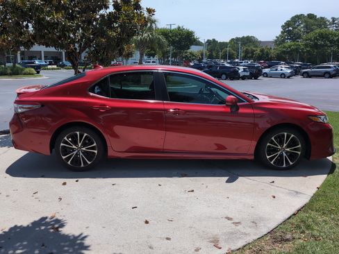 Used 2019 Toyota Camry SE FWD image 11