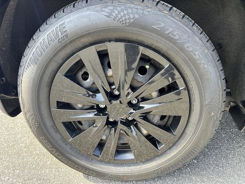 Used 2020 Nissan Rogue Sport S image 11