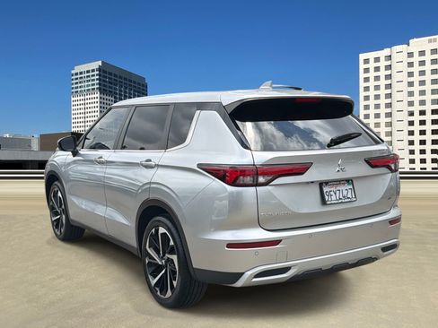 Used 2023 Mitsubishi Outlander SE FWD image 3