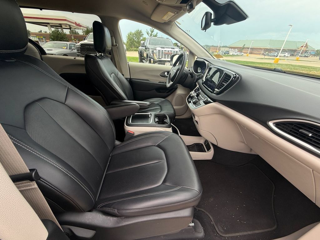 Used 2024 Chrysler Pacifica Touring-L FWD image 41