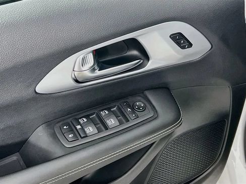 Used 2025 Chrysler Pacifica Limited AWD/4WD image 19