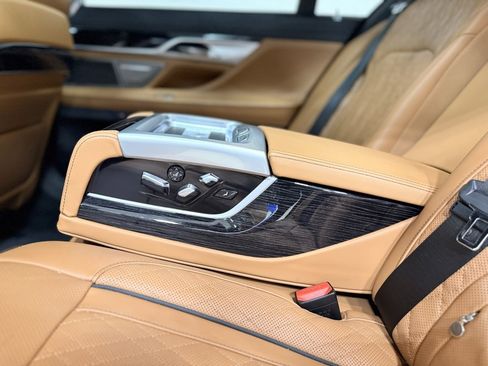 Used 2022 BMW 750i xDrive w/ Luxury Rear Seating Package image 31