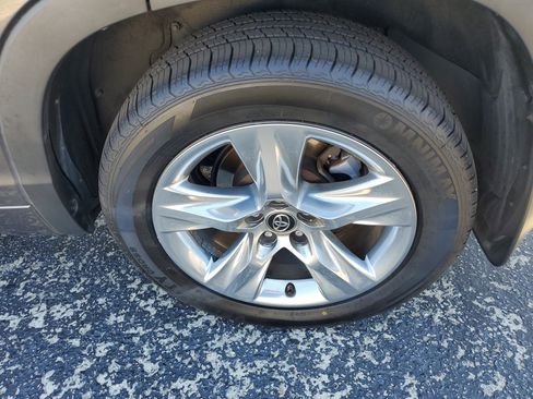Used 2019 Toyota Highlander Limited image 11