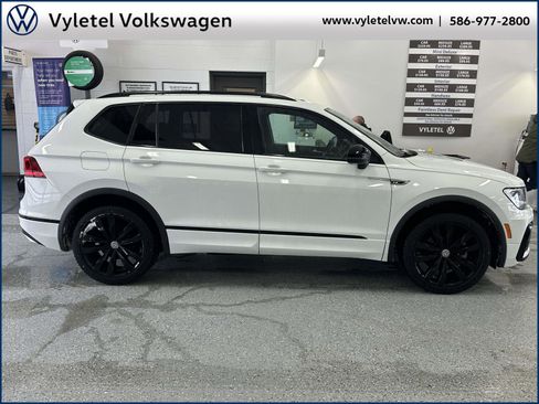 Used 2021 Volkswagen Tiguan SE R-Line image 2