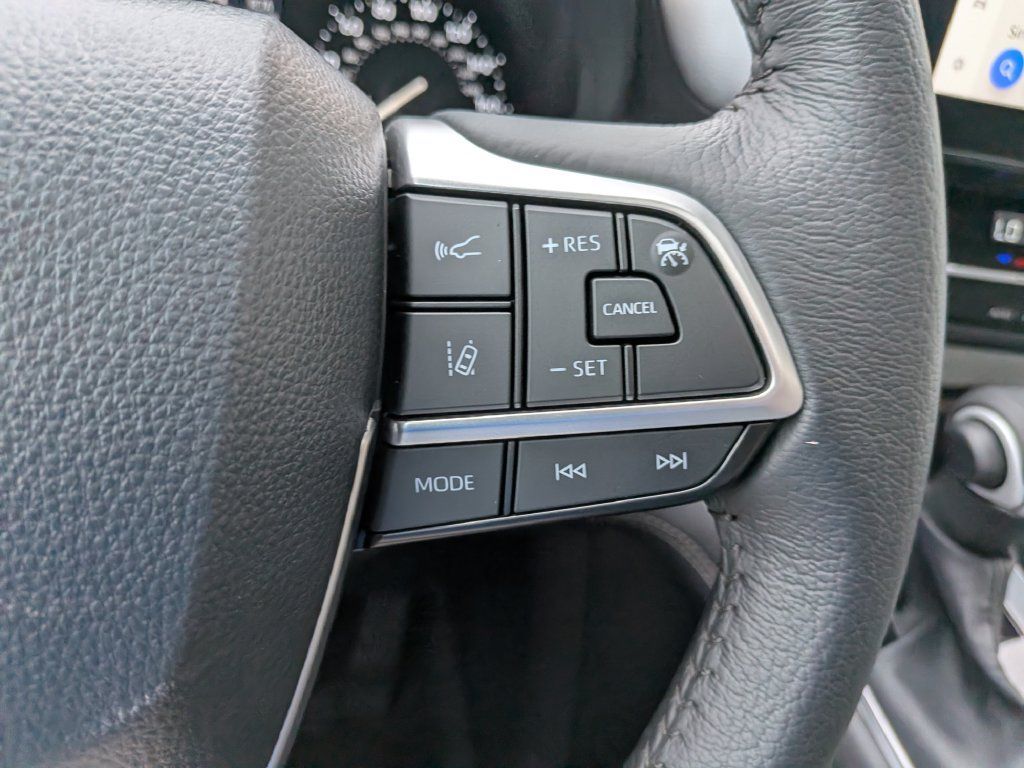 Used 2026 Toyota Sienna XLE FWD image 25