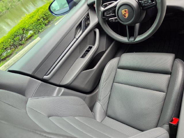 Used 2021 Porsche Taycan RWD image 48