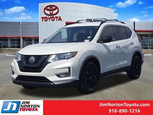 Used 2018 Nissan Rogue SV w/ Premium Package FWD image 4
