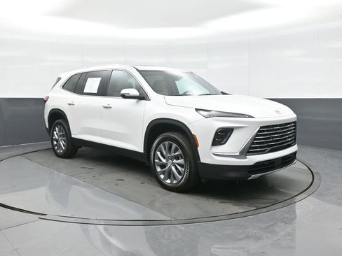 Used 2025 Buick Enclave Preferred w/ Power Package image 1