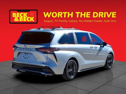 Used 2024 Toyota Sienna XLE Woodland Edition image 5