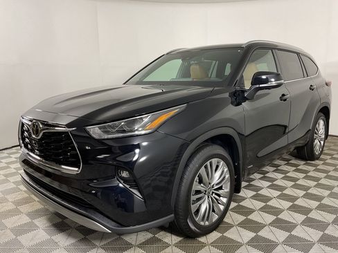 New 2026 Toyota Highlander Platinum AWD/4WD image 3