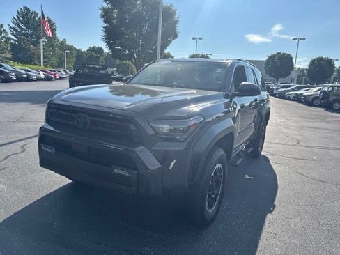 Used 2025 Toyota 4Runner SR5 AWD/4WD image 9