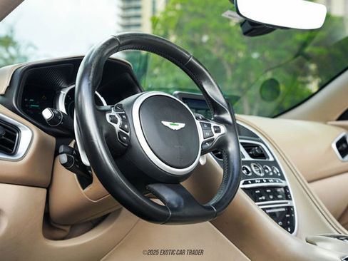 Used 2019 Aston Martin DB11 Volante image 30