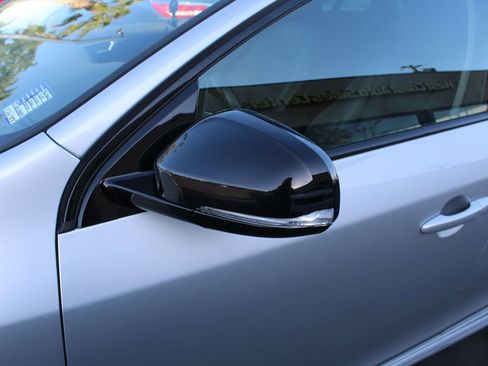 Used 2018 Volvo V60 T5 Cross Country image 12