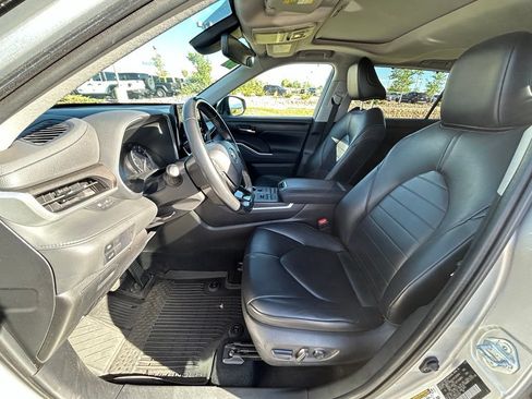 Used 2021 Toyota Highlander XLE AWD/4WD image 11