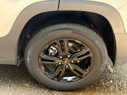 Used 2024 GMC Terrain SLE FWD image 29