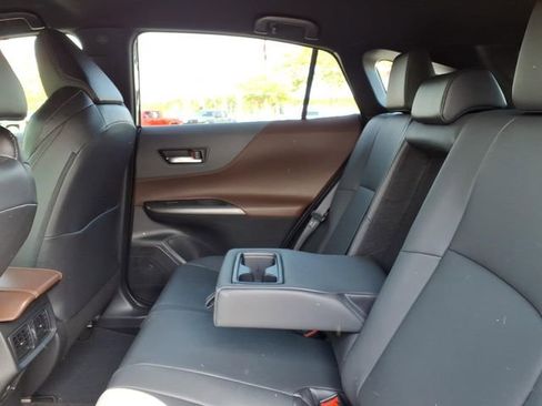 Used 2024 Toyota Venza XLE image 7