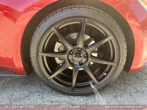 Used 2017 Ford Mustang Coupe RWD image 12