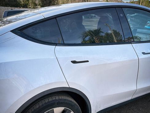 Used 2021 Tesla Model Y Long Range image 14