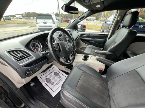 Used 2020 Dodge Grand Caravan SXT image 28