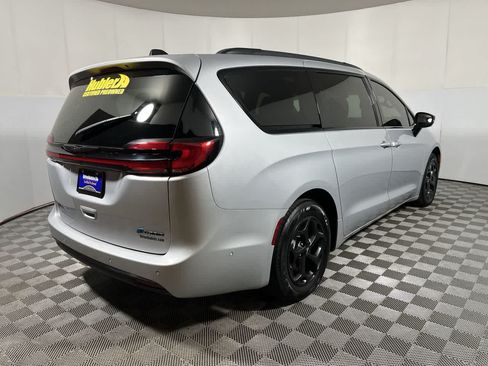Used 2024 Chrysler Pacifica Premium FWD image 8